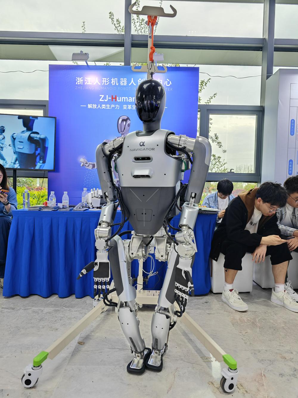 人形机器人进厂“打工” 商业化前景广阔