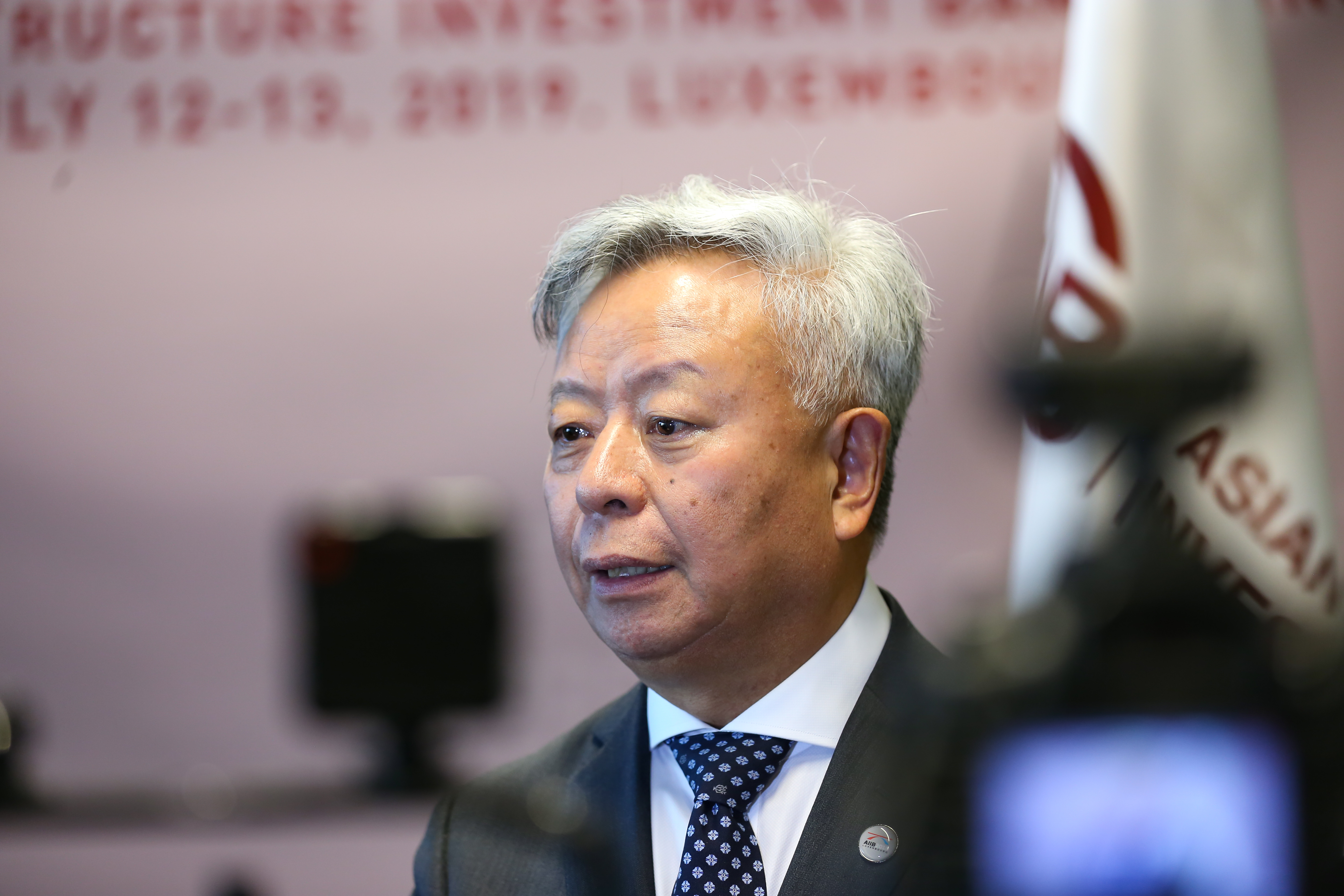 亚投行行长：通过实际行动推动多边主义发展