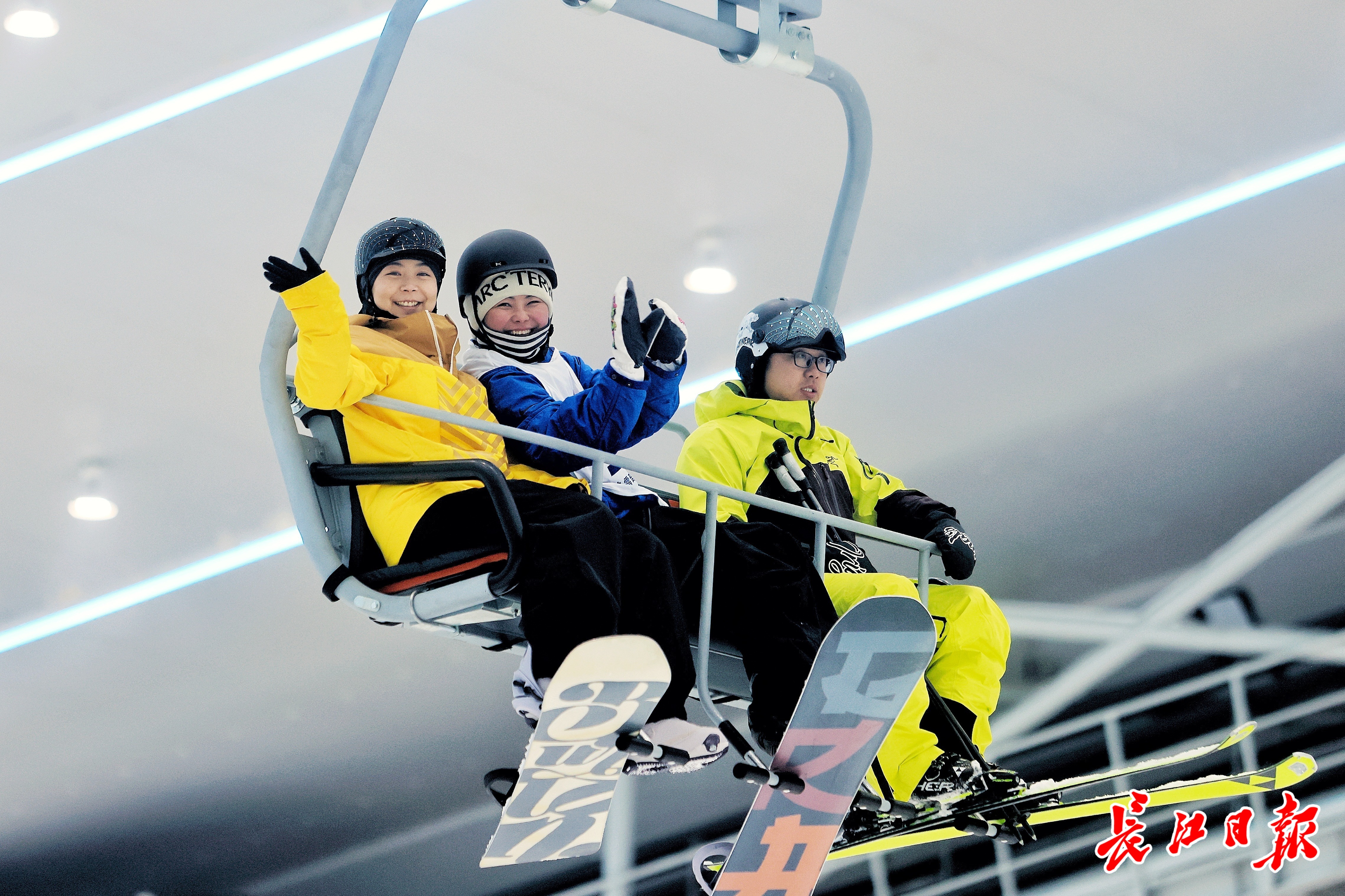 冰雪经济“点燃”文旅市场 上市公司掘金万亿元赛道