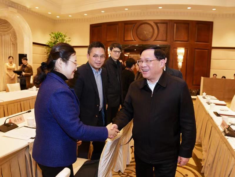李强同欧盟委员会主席冯德莱恩通电话