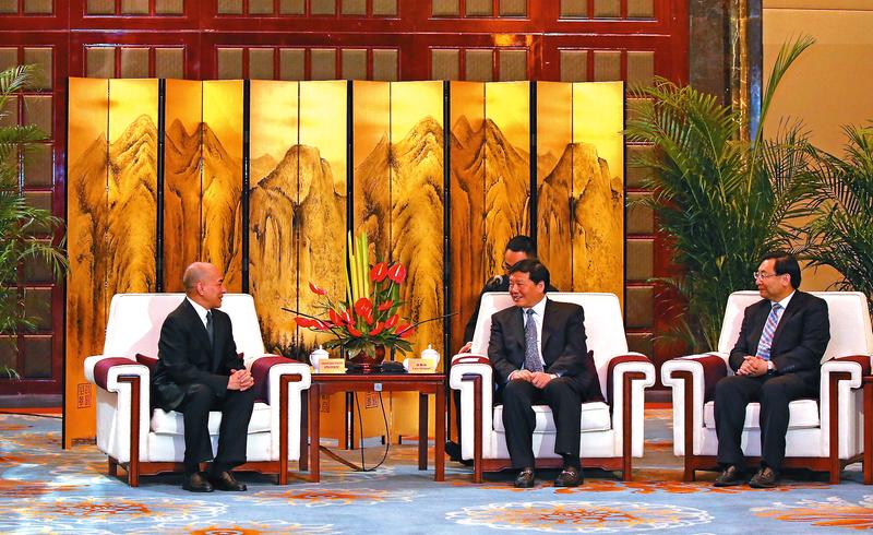 习近平夫妇会见柬埔寨国王西哈莫尼和太后莫尼列