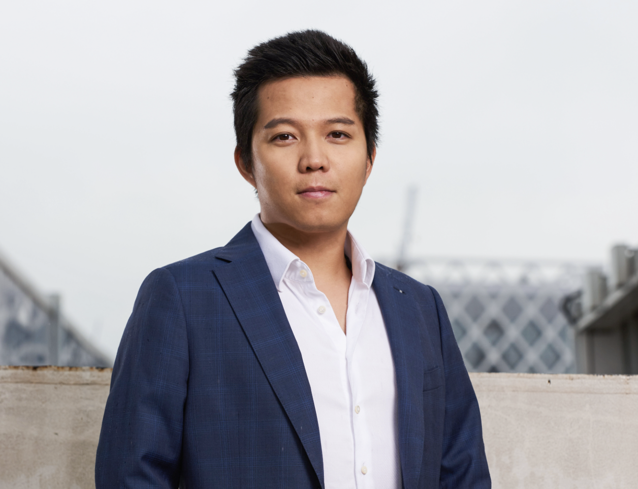 影石创新上市首日大涨274%,公司总市值突破700亿元