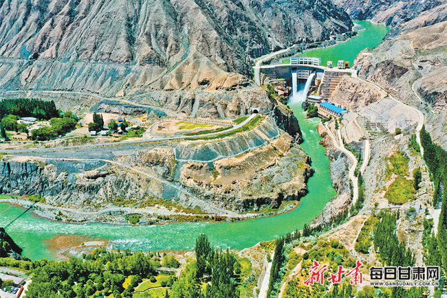 潮涌新疆70年 风光新涌：绿电“追风逐日” 点亮万家灯火