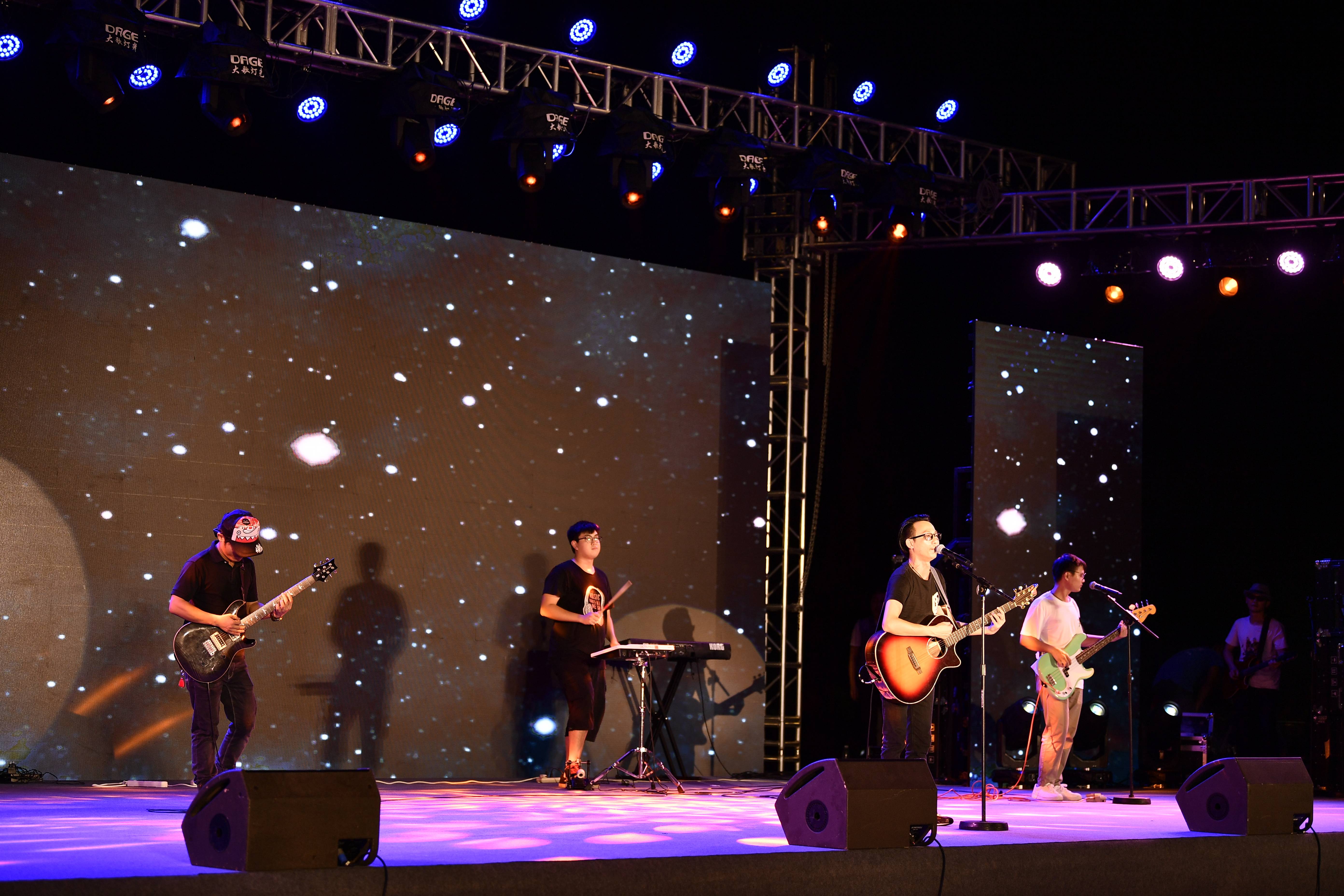 从假日中国看经济发展活力——2025年国庆中秋假期半程观察