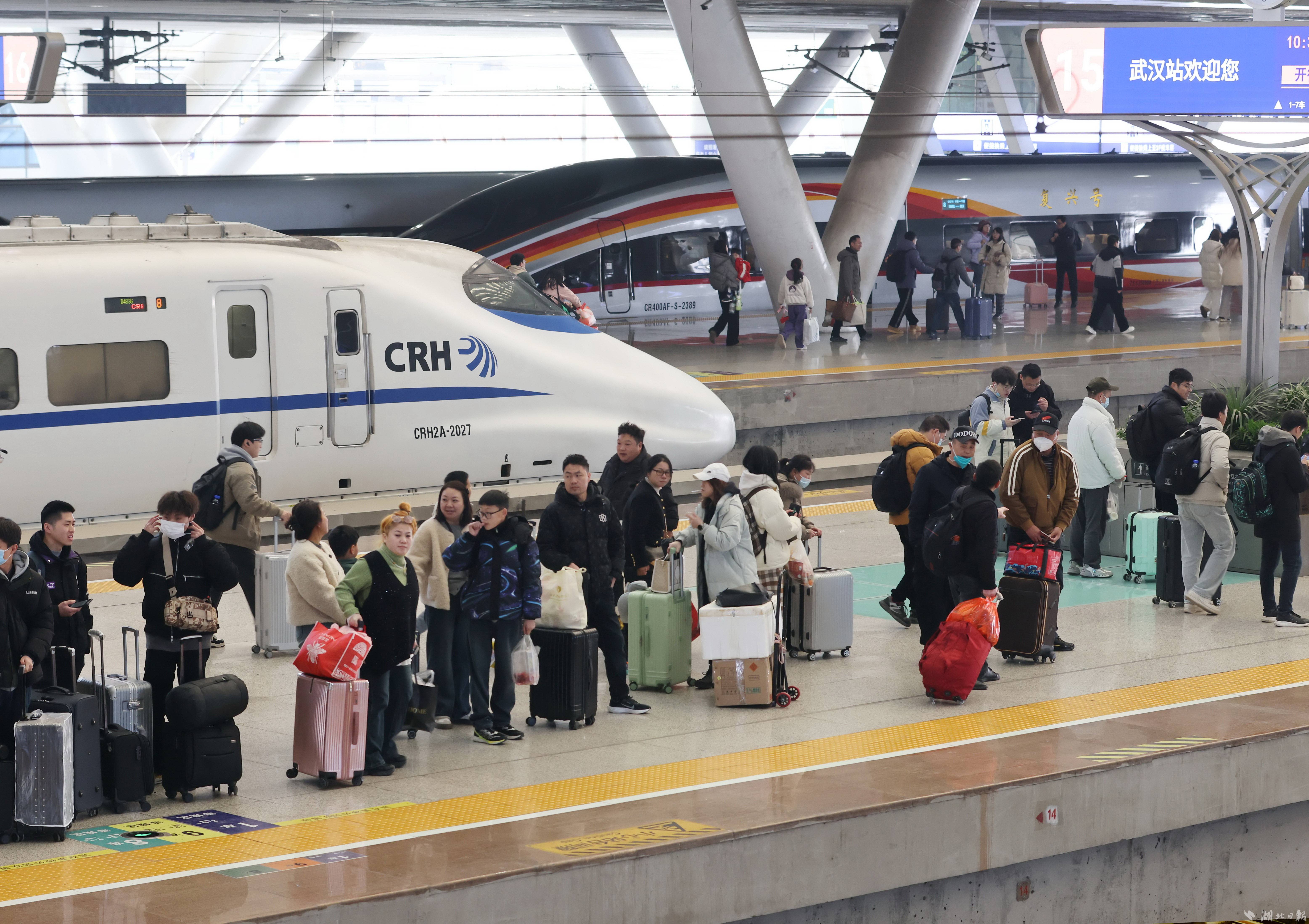 铁路部门全力应对假期返程客流高峰