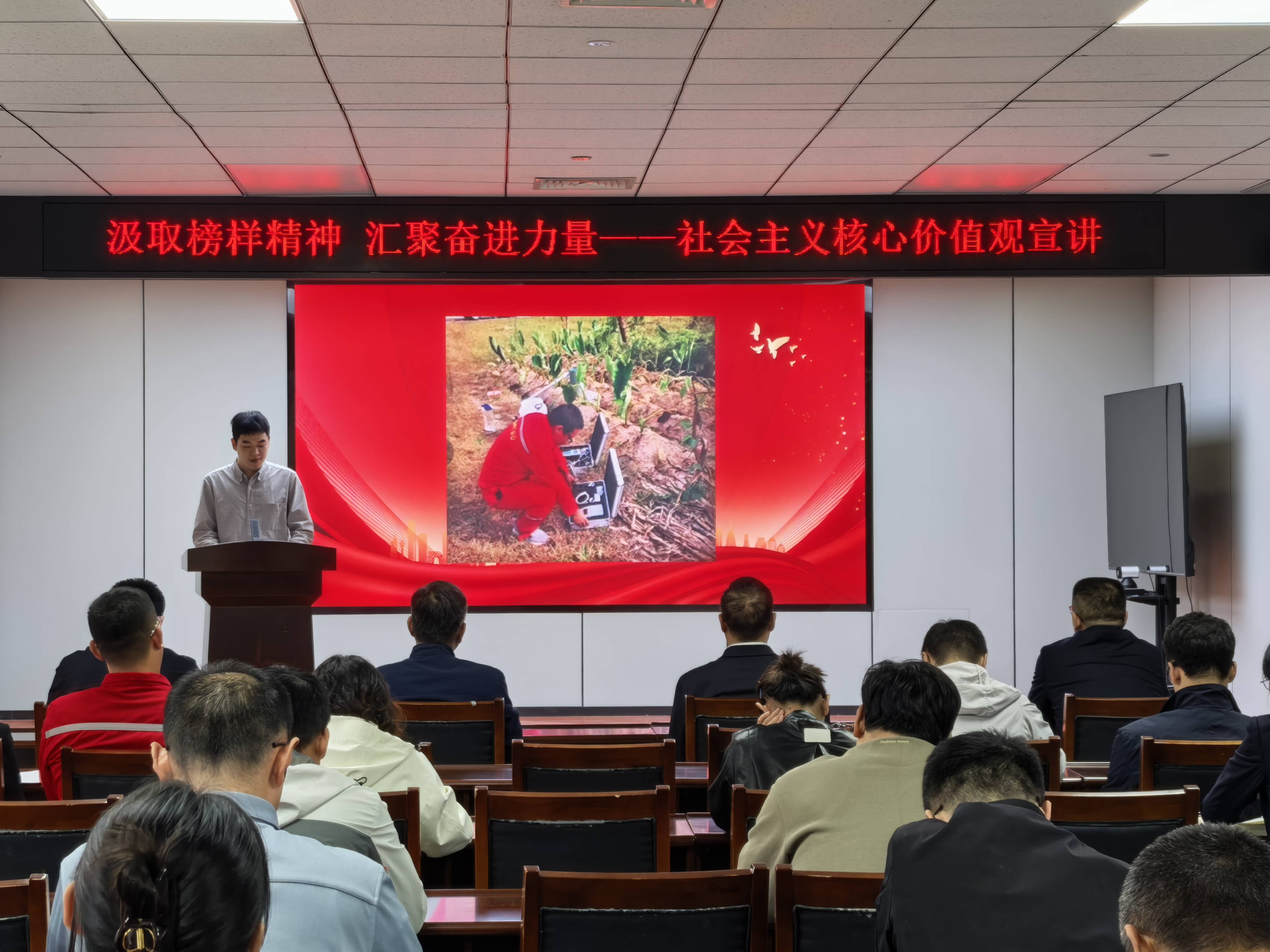 广大知识分子和青年学生深入领会全会精神激扬奋进力量