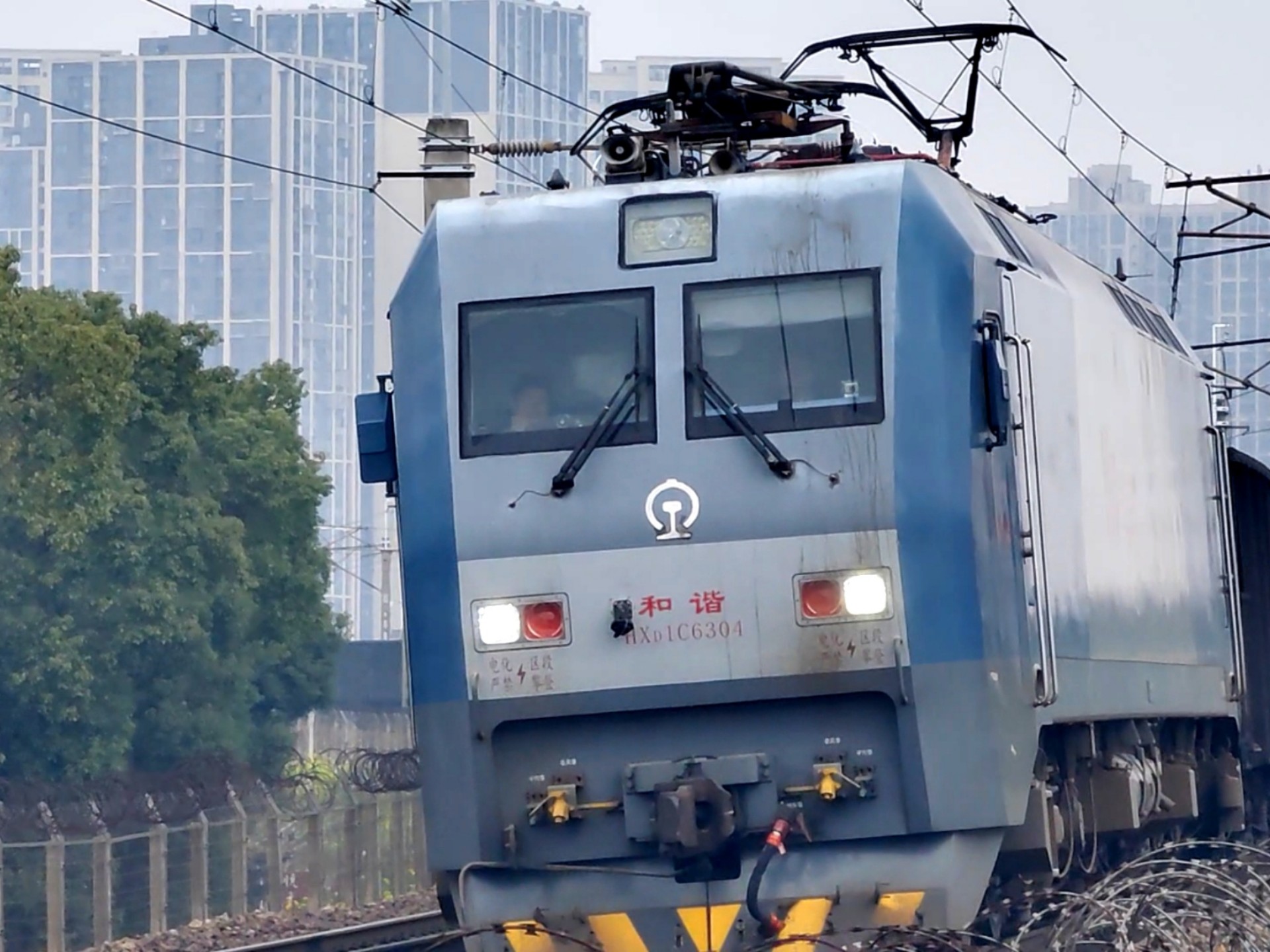 国产载重96吨重载车辆在国铁集团能源运输干线正式投入使用