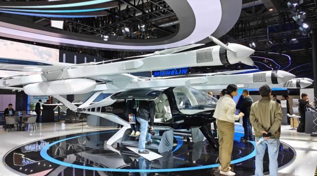 全球首架全尺寸倾转涵道翼eVTOL亮相第八届进博会