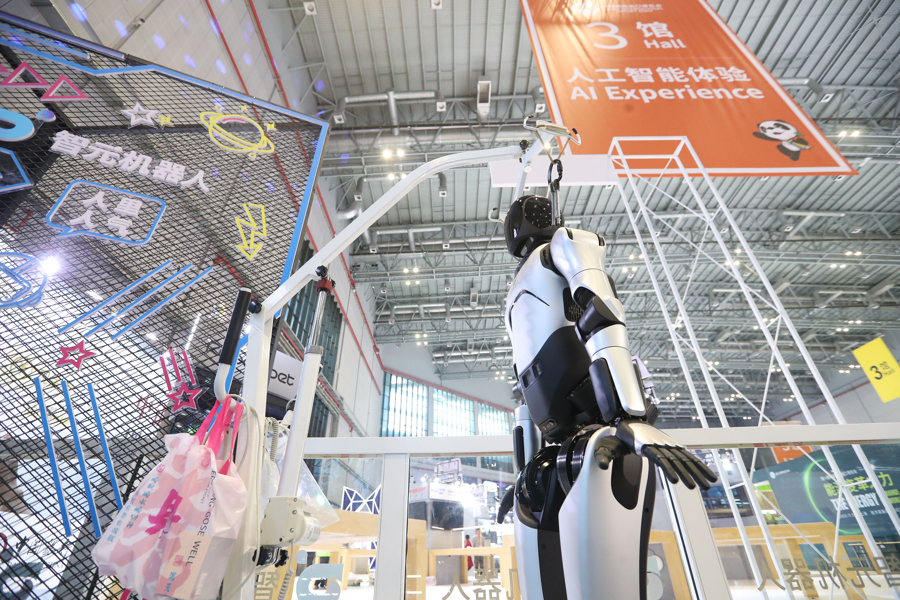 全球首架全尺寸倾转涵道翼eVTOL亮相第八届进博会