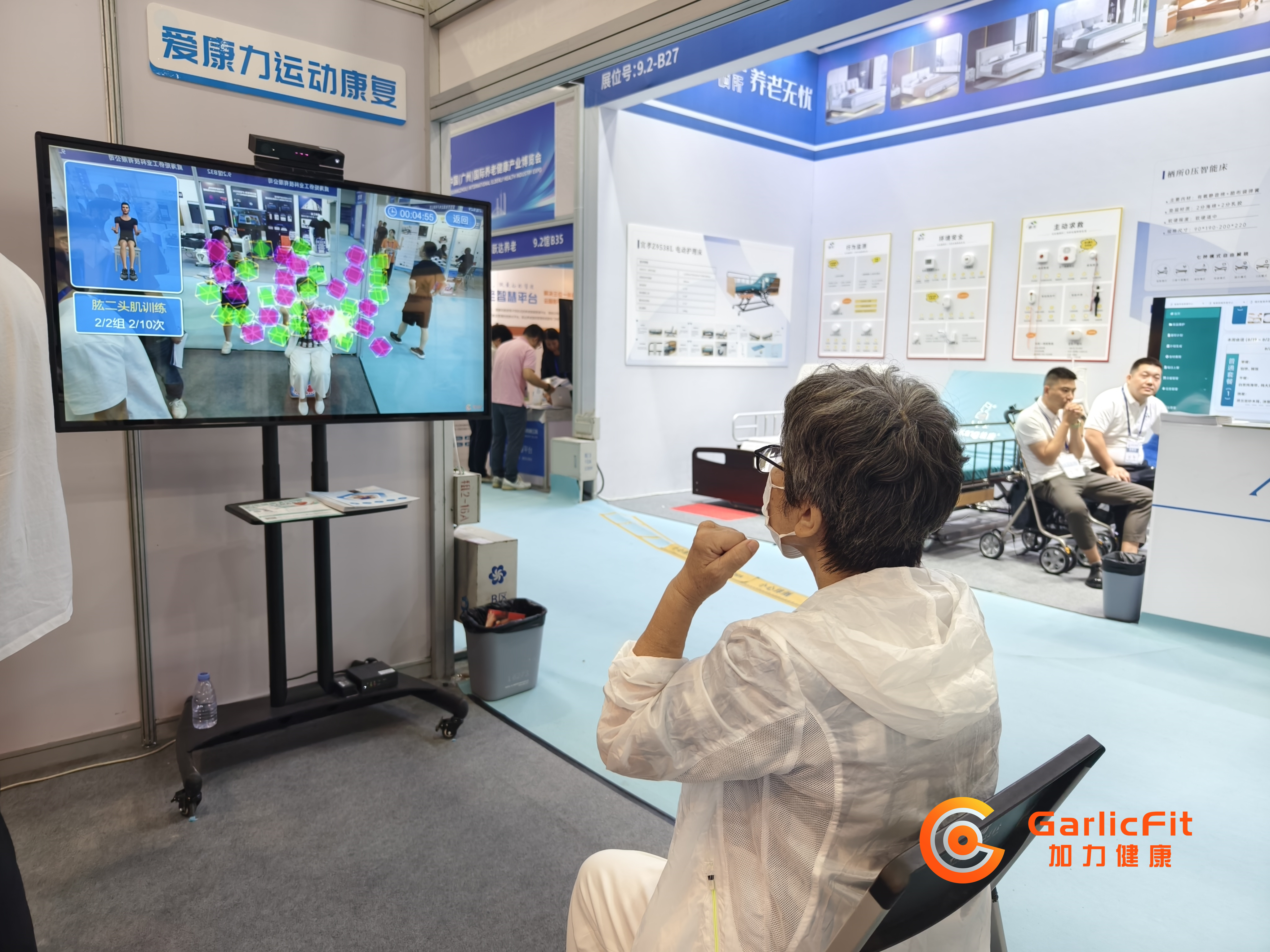 智能康养机器人养老驿站上线