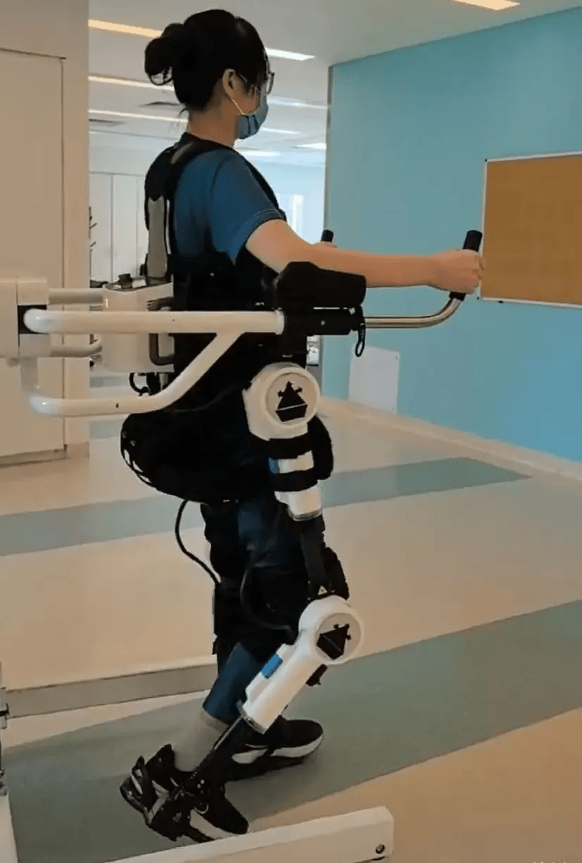 智能康养机器人养老驿站上线