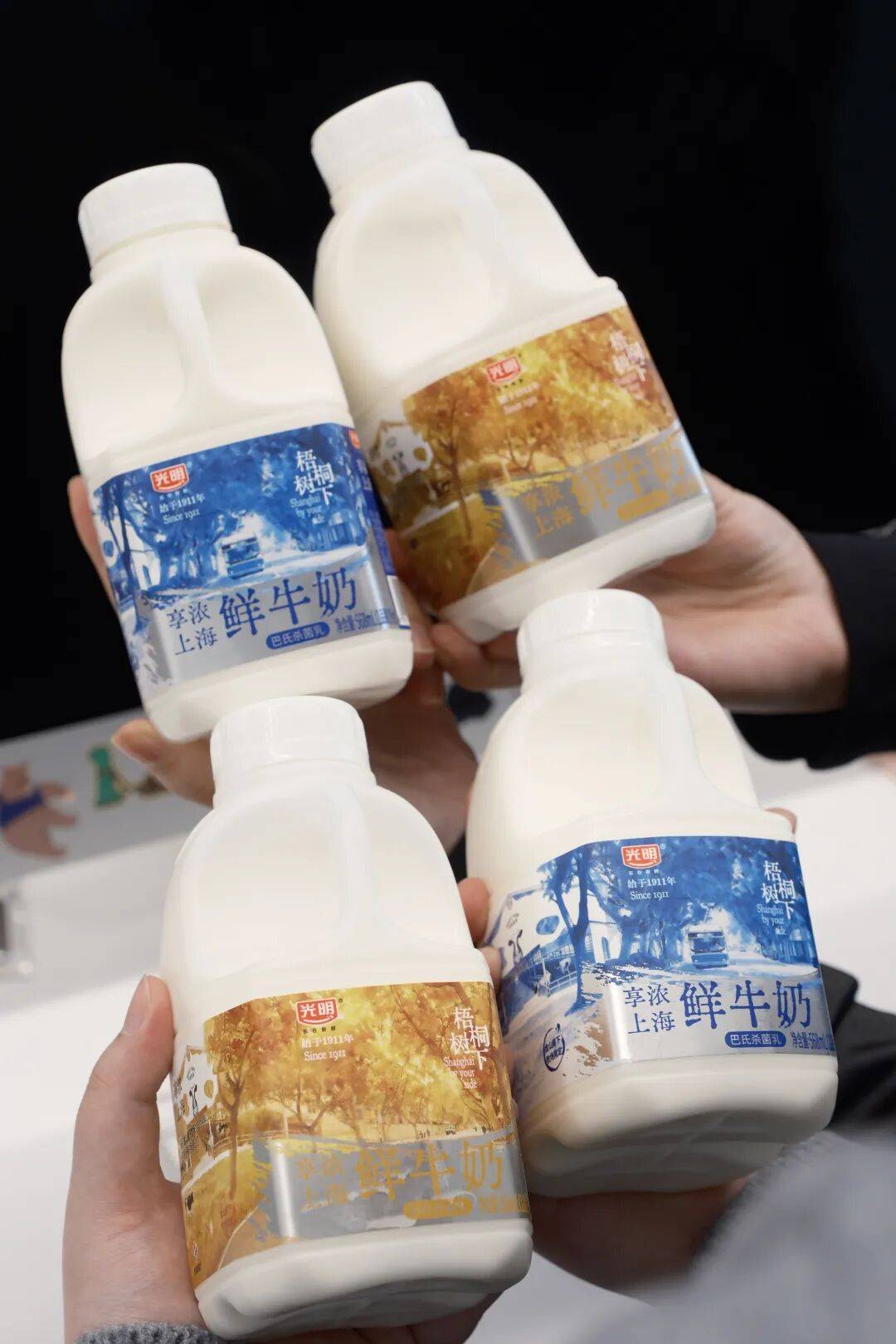 光明乳业发布马年焕新系列及上海限定鲜牛奶