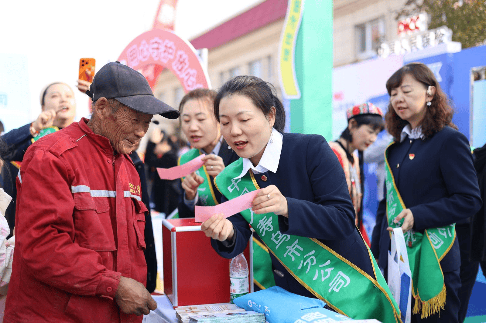 金融活水从单点创新到生态共建浸润银发经济