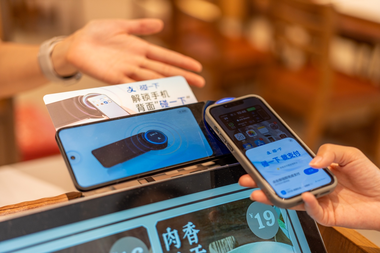 蚂蚁集团韩歆毅谈AI能源挑战：提升模型的智能和可靠性 降低无效Token产出