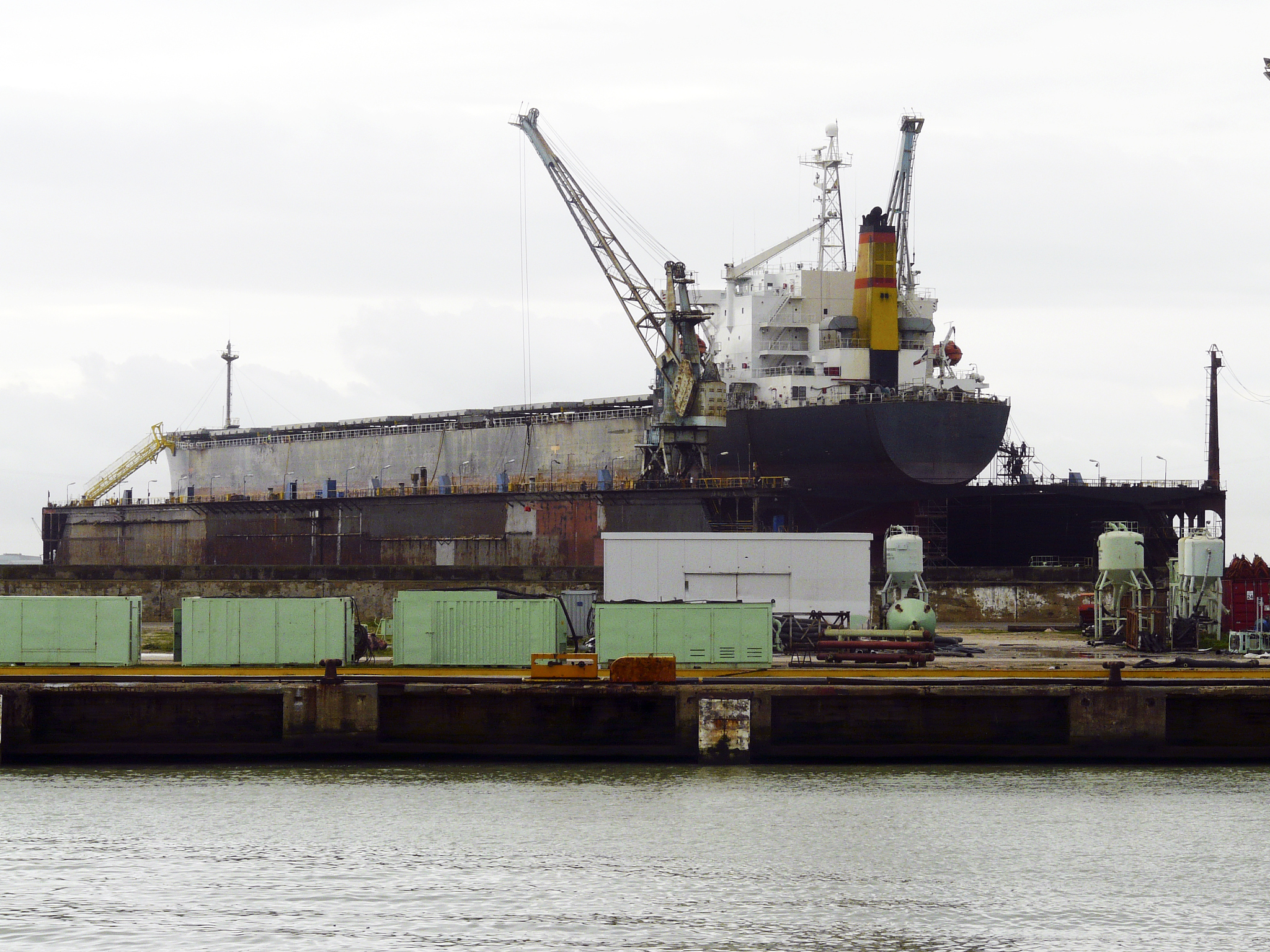 俄罗斯波罗的海石油装运港遭袭　或加剧能源供应紧张